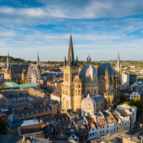 Luchtfoto van Aken. De Akense Dom, een historische bezienswaardigheid, staat centraal
