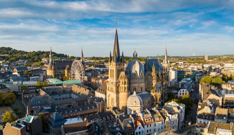 Luchtfoto van Aken. De Akense Dom, een historische bezienswaardigheid, staat centraal