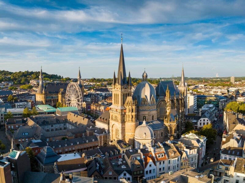 Luchtfoto van Aken. De Akense Dom, een historische bezienswaardigheid, staat centraal