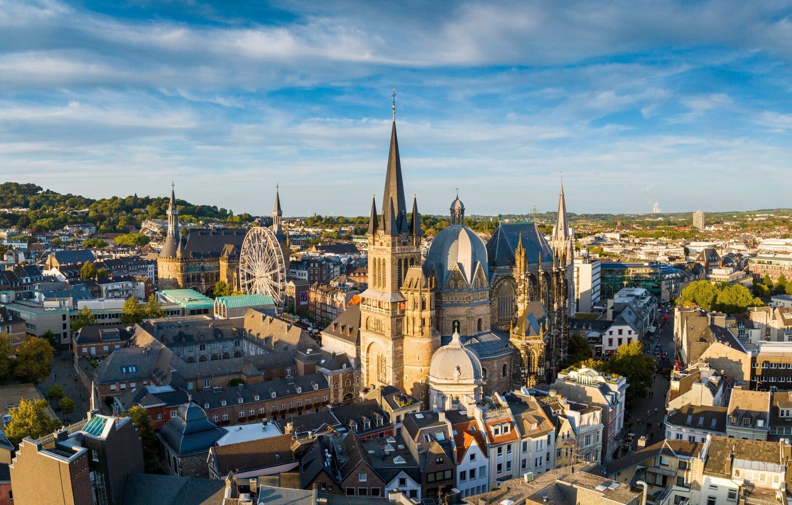 Luchtfoto van Aken. De Akense Dom, een historische bezienswaardigheid, staat centraal