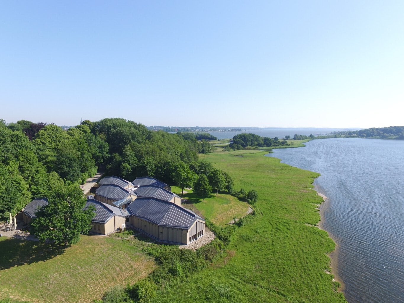 Het Vikingmuseum Haithabu, gezien vanuit de lucht vanaf de oever van de Haddebyer Noor bij Busdorf in Sleeswijk-Holstein