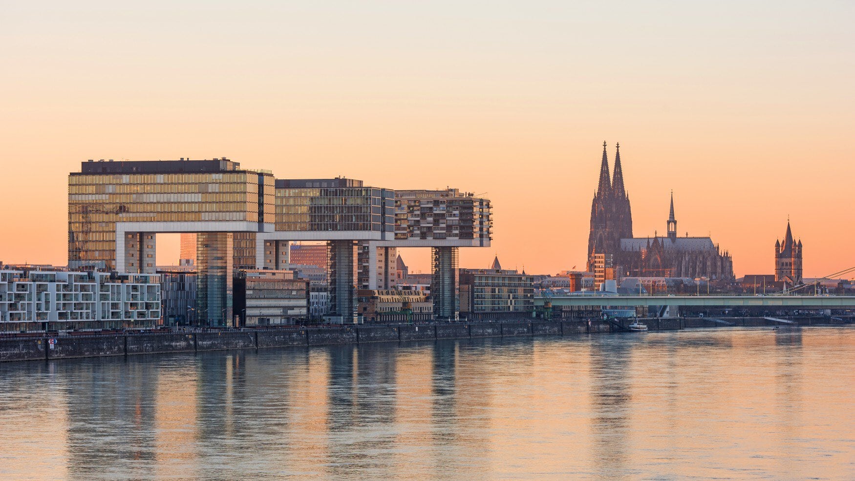 Kranen aan de Rijn in Keulen, met de Dom en de Deutzer Brug op de achtergrond