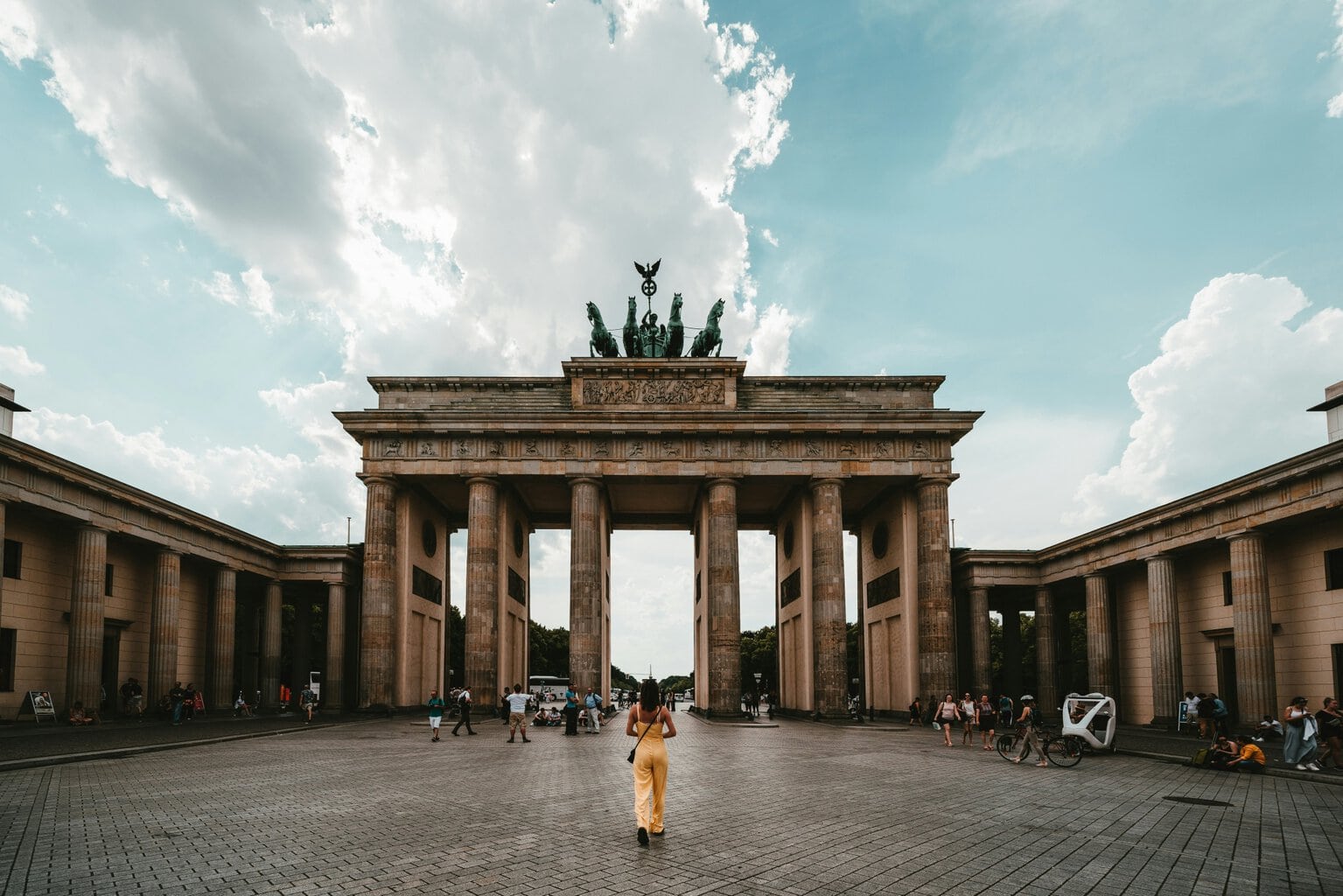 Een toeriste staat voor de Brandenburger Tor in Berlijn