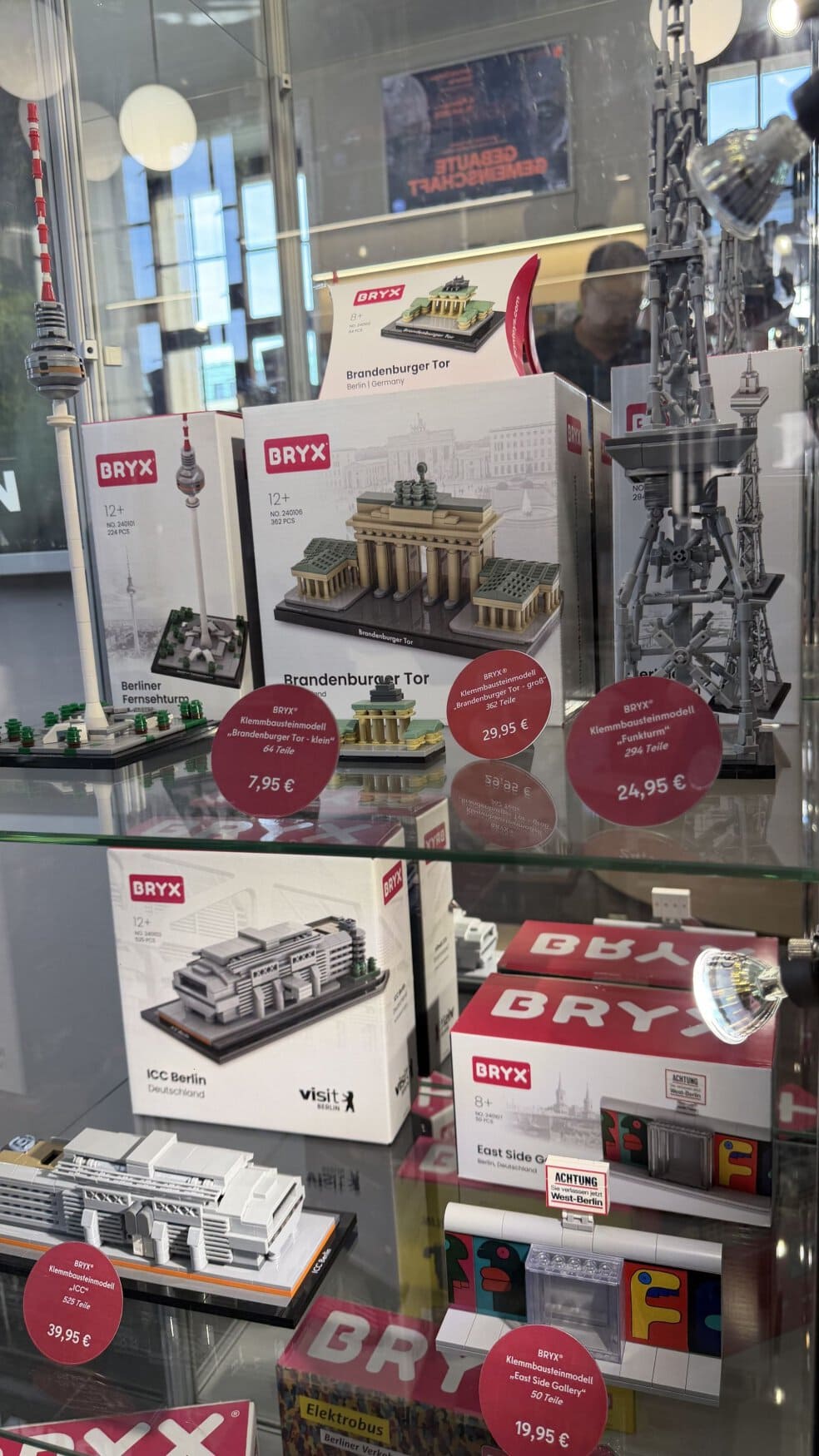 Een vitrine met verschillende sets van de Berlijnse fabrikant van klemblokjes, Bryx. Met de sets kun je verschillende bezienswaardigheden in Berlijn in elkaar zetten.