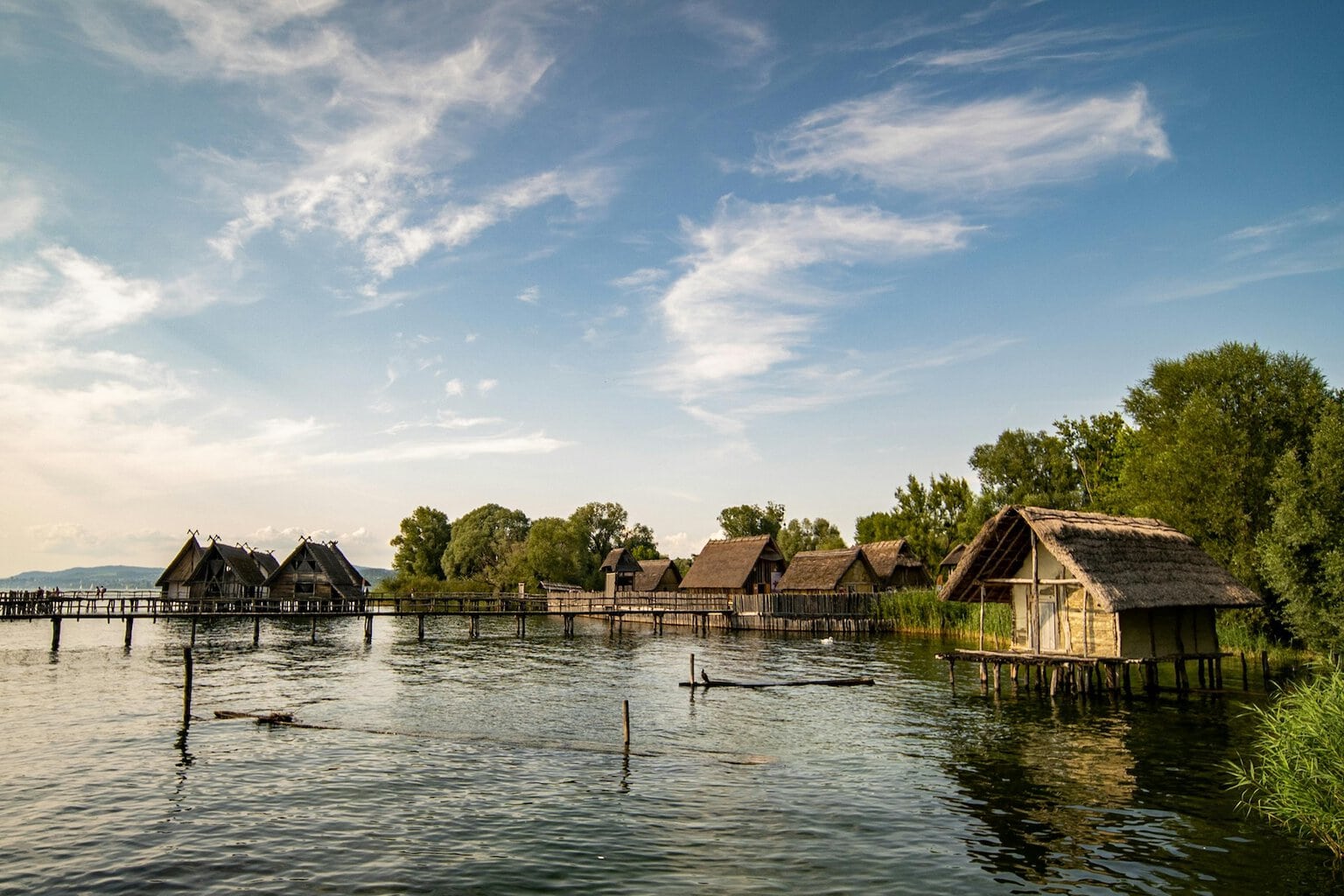 Prehistorische gebouwen op palen staan aan het Starnberg-Ammersee in Beieren