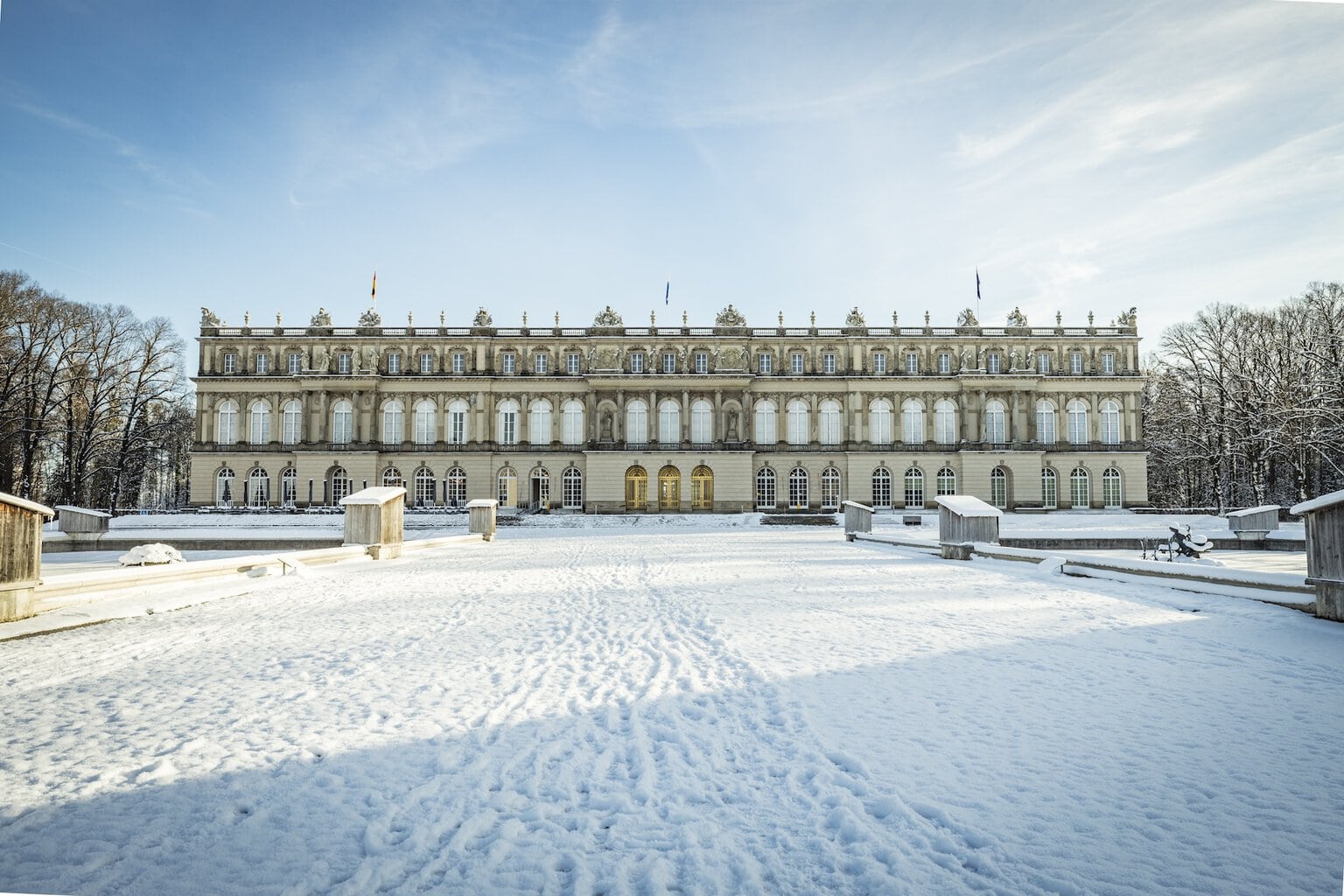 Het kasteel Herrenchiem, met zijn gouden deuren bij de ingang, ligt in het winterlandschap van het Chiemsee-Alpenland.