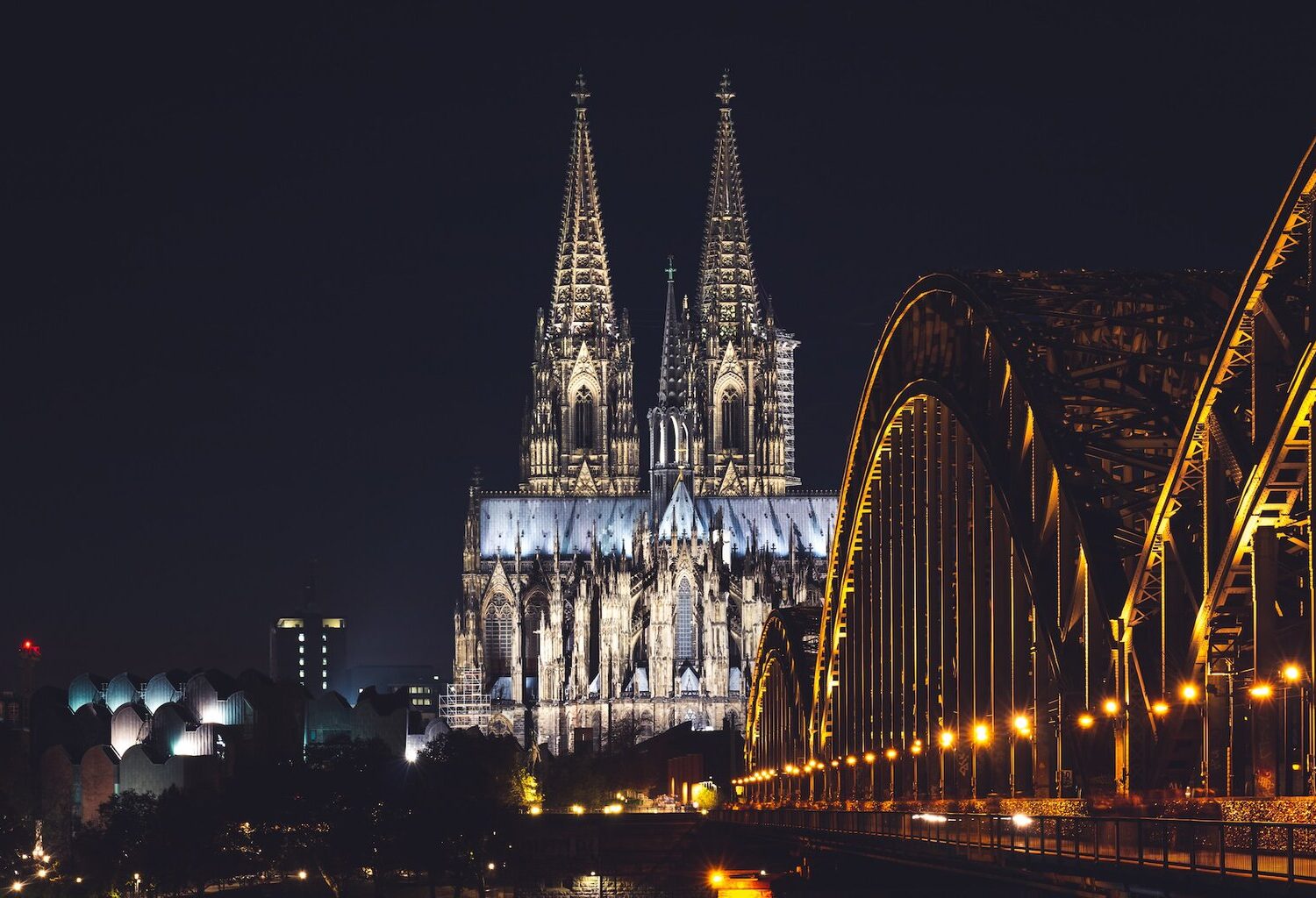 Uitzicht op de Dom van Keulen en de Hohenzollernbrug vanuit Deutz bij nacht.