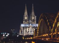 Uitzicht op de Dom van Keulen en de Hohenzollernbrug vanuit Deutz bij nacht.