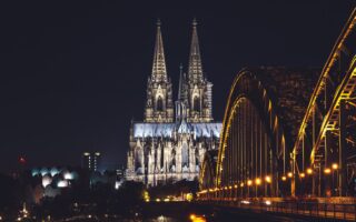 Uitzicht op de Dom van Keulen en de Hohenzollernbrug vanuit Deutz bij nacht.