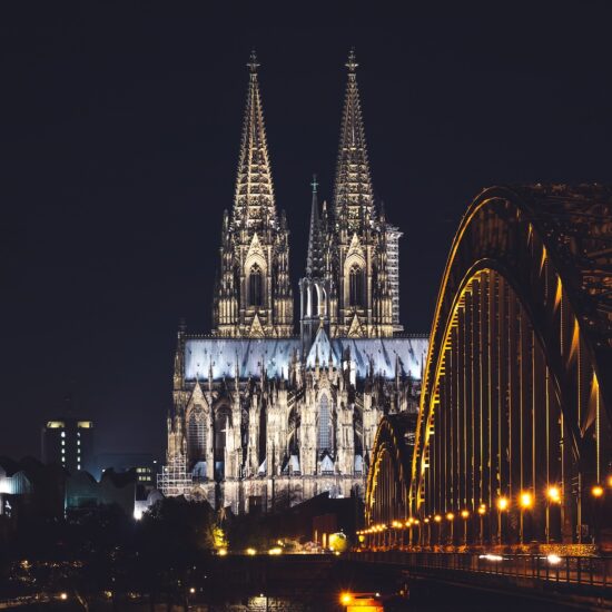 Uitzicht op de Dom van Keulen en de Hohenzollernbrug vanuit Deutz bij nacht.
