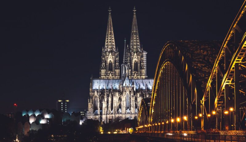 Uitzicht op de Dom van Keulen en de Hohenzollernbrug vanuit Deutz bij nacht.