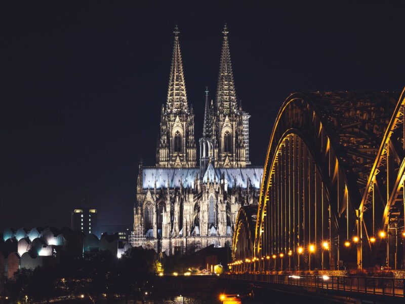 Uitzicht op de Dom van Keulen en de Hohenzollernbrug vanuit Deutz bij nacht.