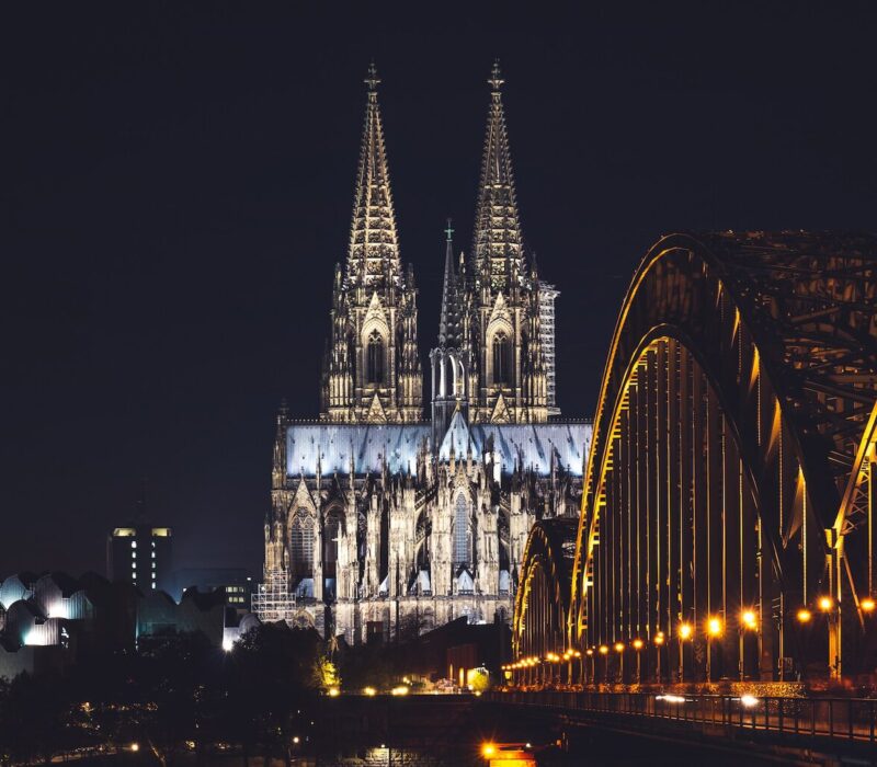 Uitzicht op de Dom van Keulen en de Hohenzollernbrug vanuit Deutz bij nacht.