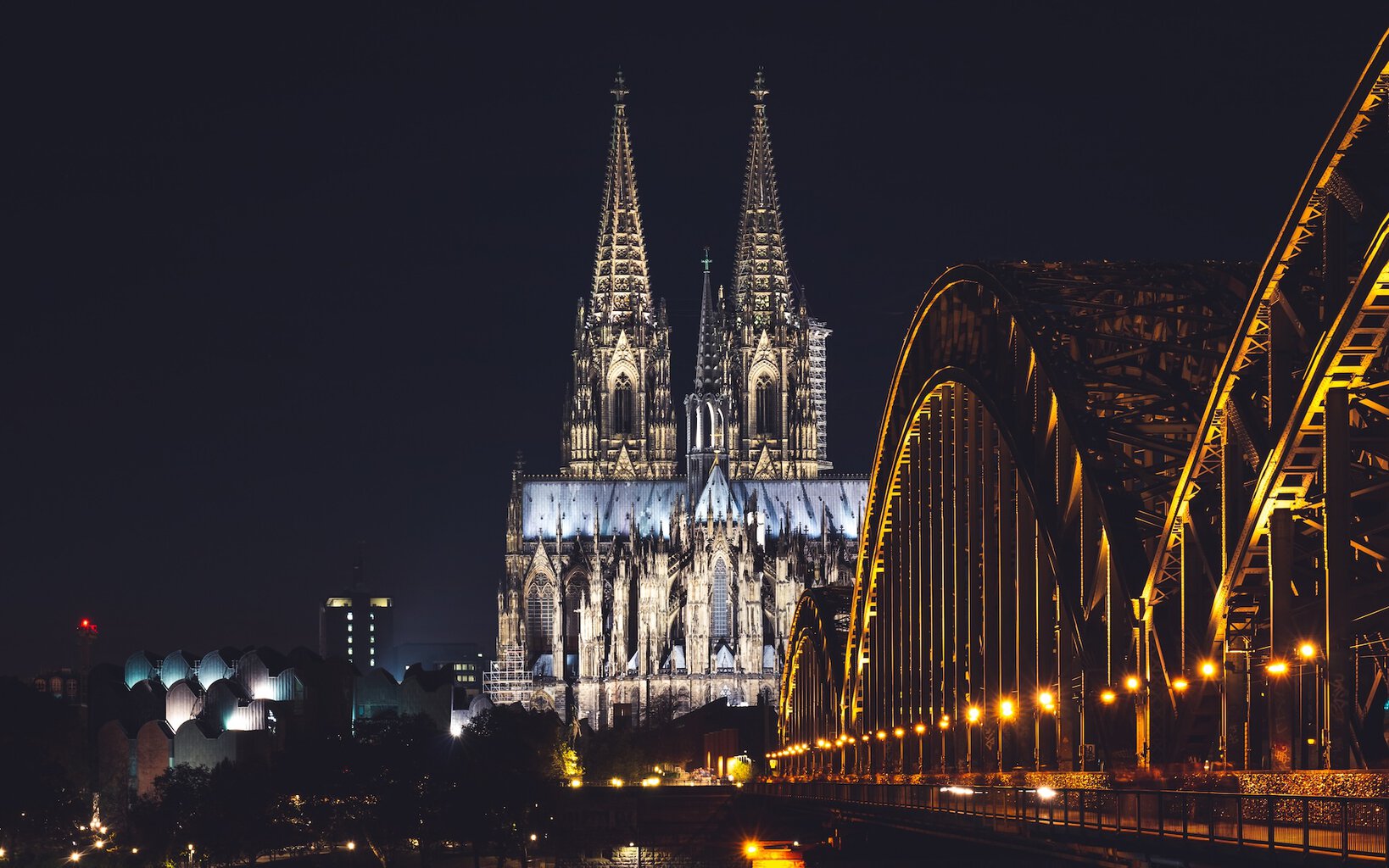 Uitzicht op de Dom van Keulen en de Hohenzollernbrug vanuit Deutz bij nacht.
