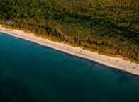Dronefoto van de Oostzee, het zandstrand en het groene bos in Graal Müritz