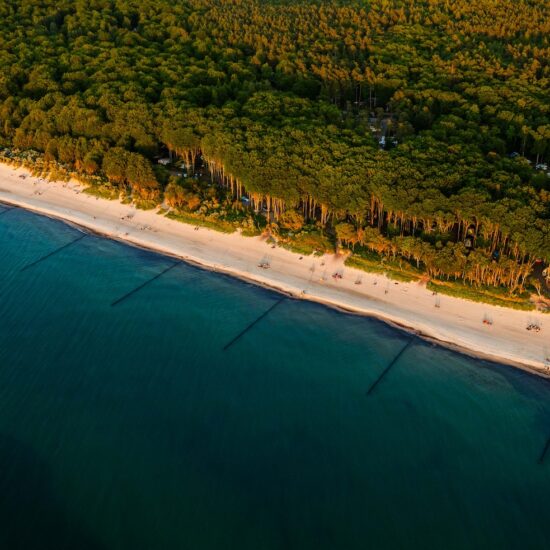 Dronefoto van de Oostzee, het zandstrand en het groene bos in Graal Müritz