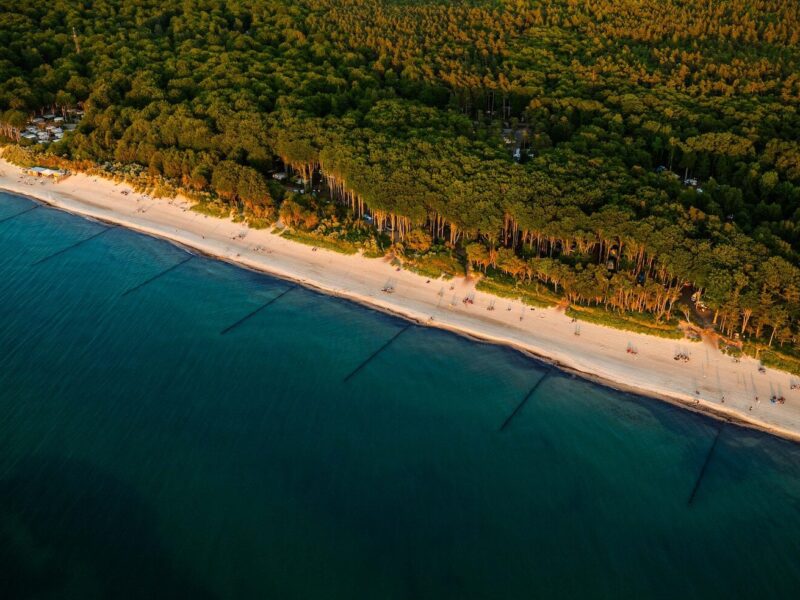 Dronefoto van de Oostzee, het zandstrand en het groene bos in Graal Müritz