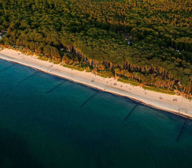 Dronefoto van de Oostzee, het zandstrand en het groene bos in Graal Müritz