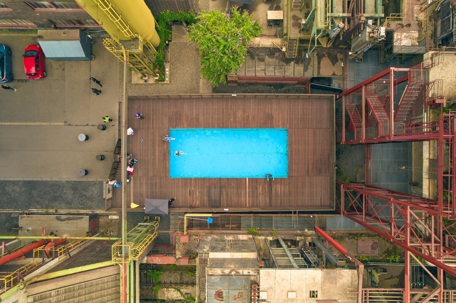 Uitzicht vanuit een drone op het fabriekszwembad in het Zollverein in Essen, een openluchtbad dat in twee vrachtcontainers is aangelegd.