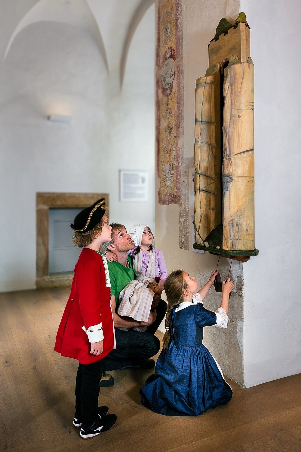 Kinderen bij de interactieve tentoonstelling op de vesting Königstein