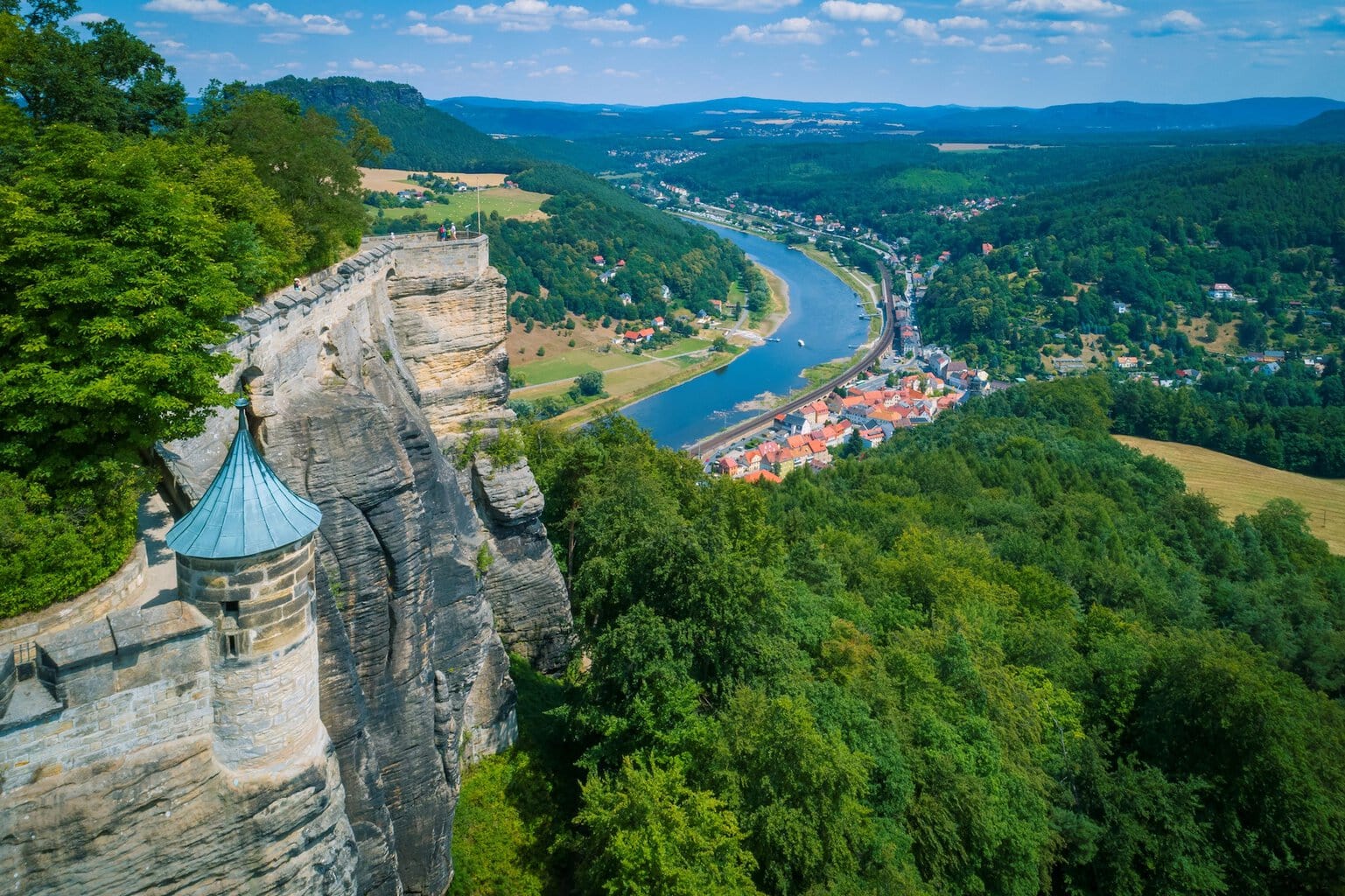 uitzicht van de vesting Königstein op de stad en de Elbe