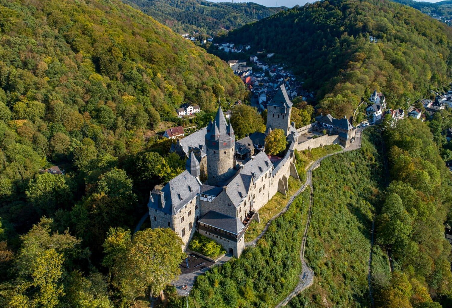 De burcht van Altena in het Sauerland vanuit de lucht: een goed behouden gebleven hoogteburcht midden in een bosachtige omgeving.