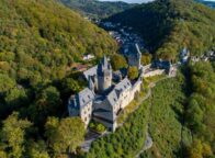 De burcht van Altena in het Sauerland vanuit de lucht: een goed behouden gebleven hoogteburcht midden in een bosachtige omgeving.