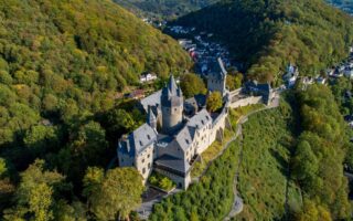 De burcht van Altena in het Sauerland vanuit de lucht: een goed behouden gebleven hoogteburcht midden in een bosachtige omgeving.