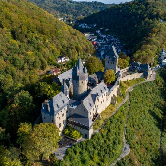 De burcht van Altena in het Sauerland vanuit de lucht: een goed behouden gebleven hoogteburcht midden in een bosachtige omgeving.