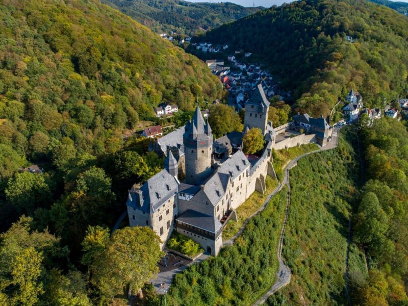 De burcht van Altena in het Sauerland vanuit de lucht: een goed behouden gebleven hoogteburcht midden in een bosachtige omgeving.