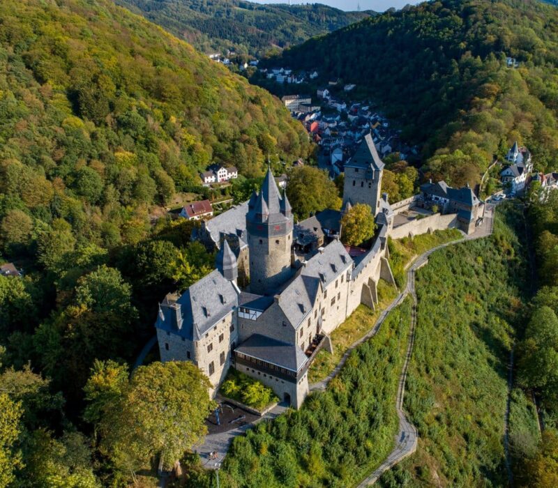 De burcht van Altena in het Sauerland vanuit de lucht: een goed behouden gebleven hoogteburcht midden in een bosachtige omgeving.