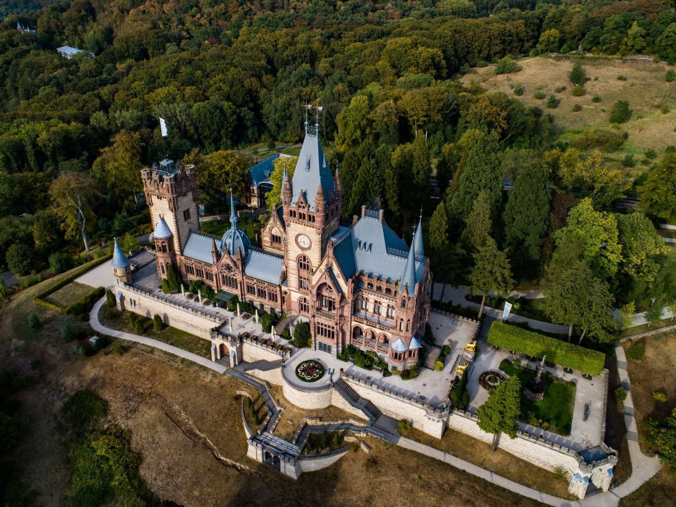 Luchtfoto met uitzicht op kasteel Drachenburg in het Siebengebirge