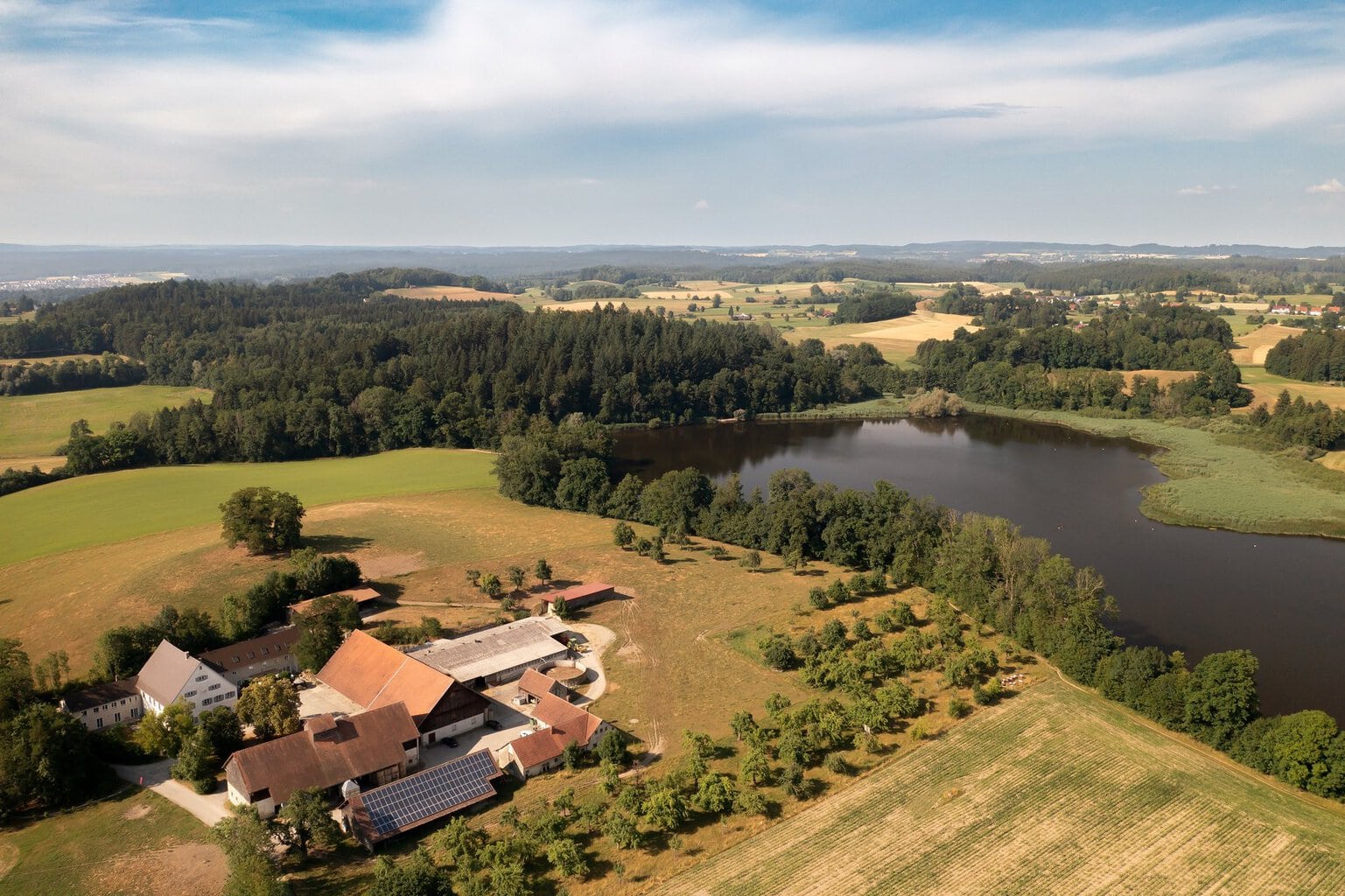 Luchtfoto van de Rösslerweiher en het hotel