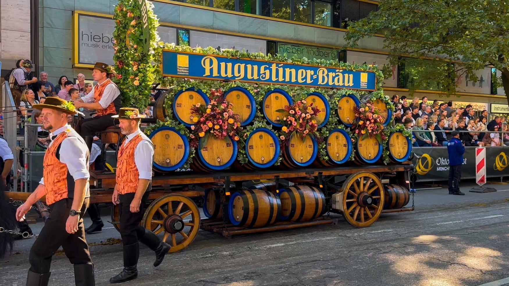 Met bloemen versierde wagen vol bierfusten van Augustiner-Bräu tijdens de intocht van het Oktoberfest door München