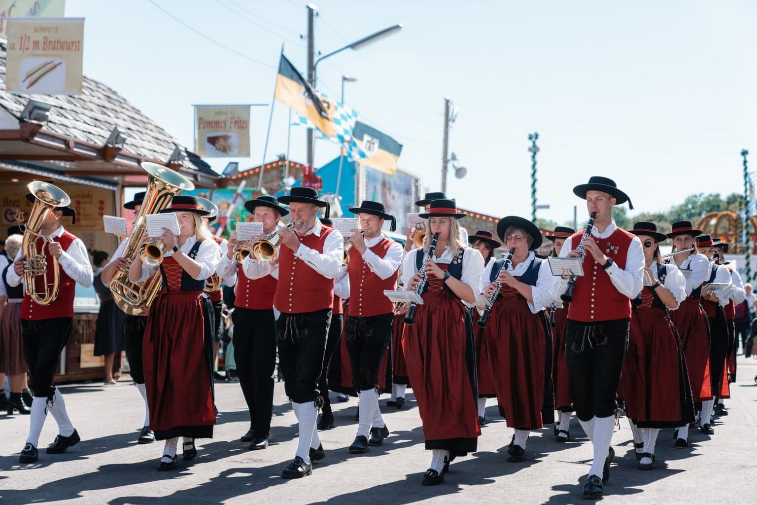 Muziekkapel in Beierse klederdracht marcheert spelend over het Oktoberfestterrein in München