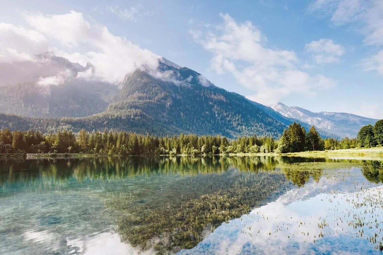 Uitzicht over de Alpen met op de voorgrond de Hintersee in het Nationaal Park Berchtesgaden.