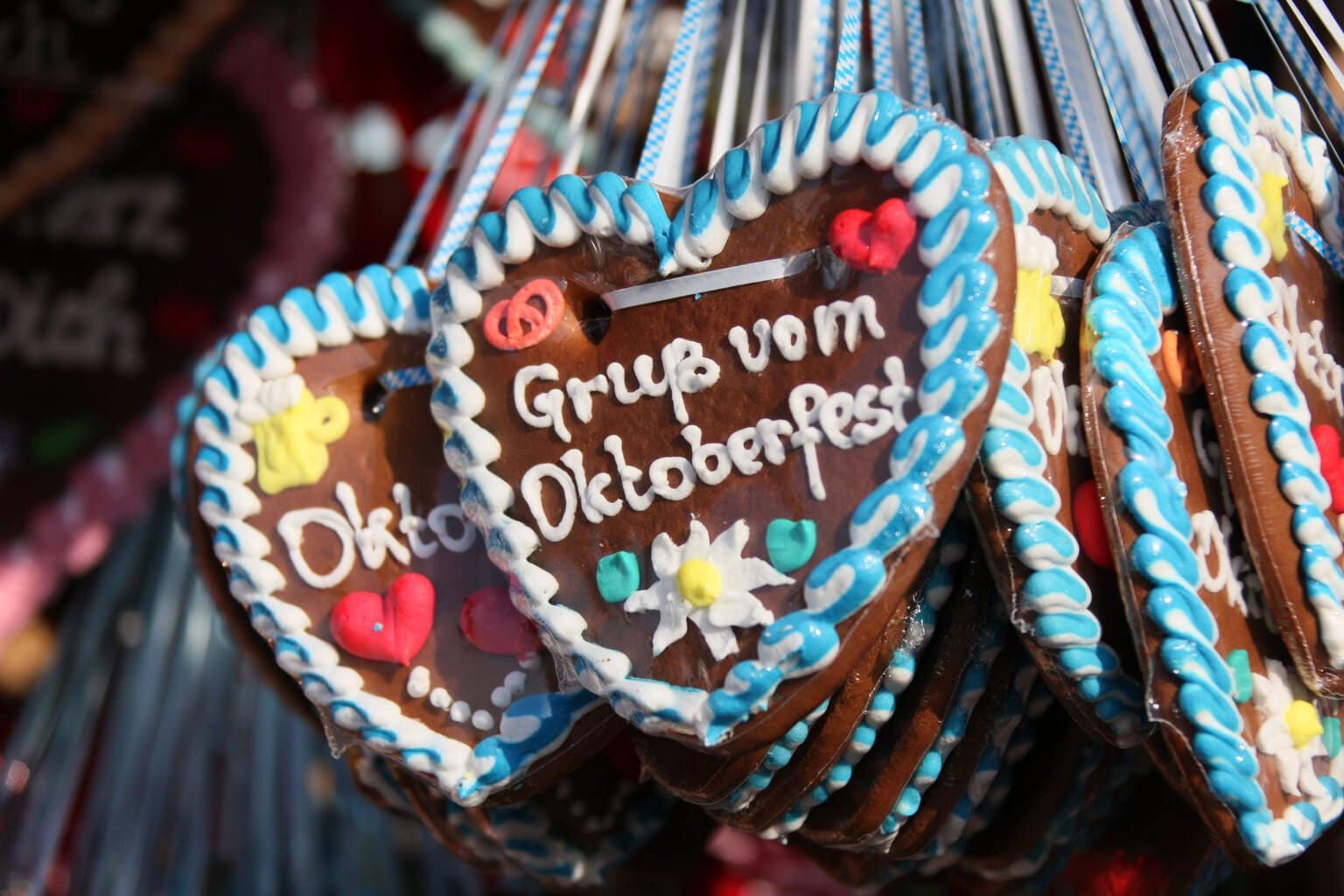 Peperkoekharten met de tekst Gruß vom Oktoberfest aan een kraam op de Wiesn in München