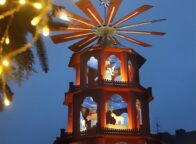 Verlichte houten kerstpiramide met kerstfiguren in het blauwe avondlicht op de kerstmarkt van St. Wendel